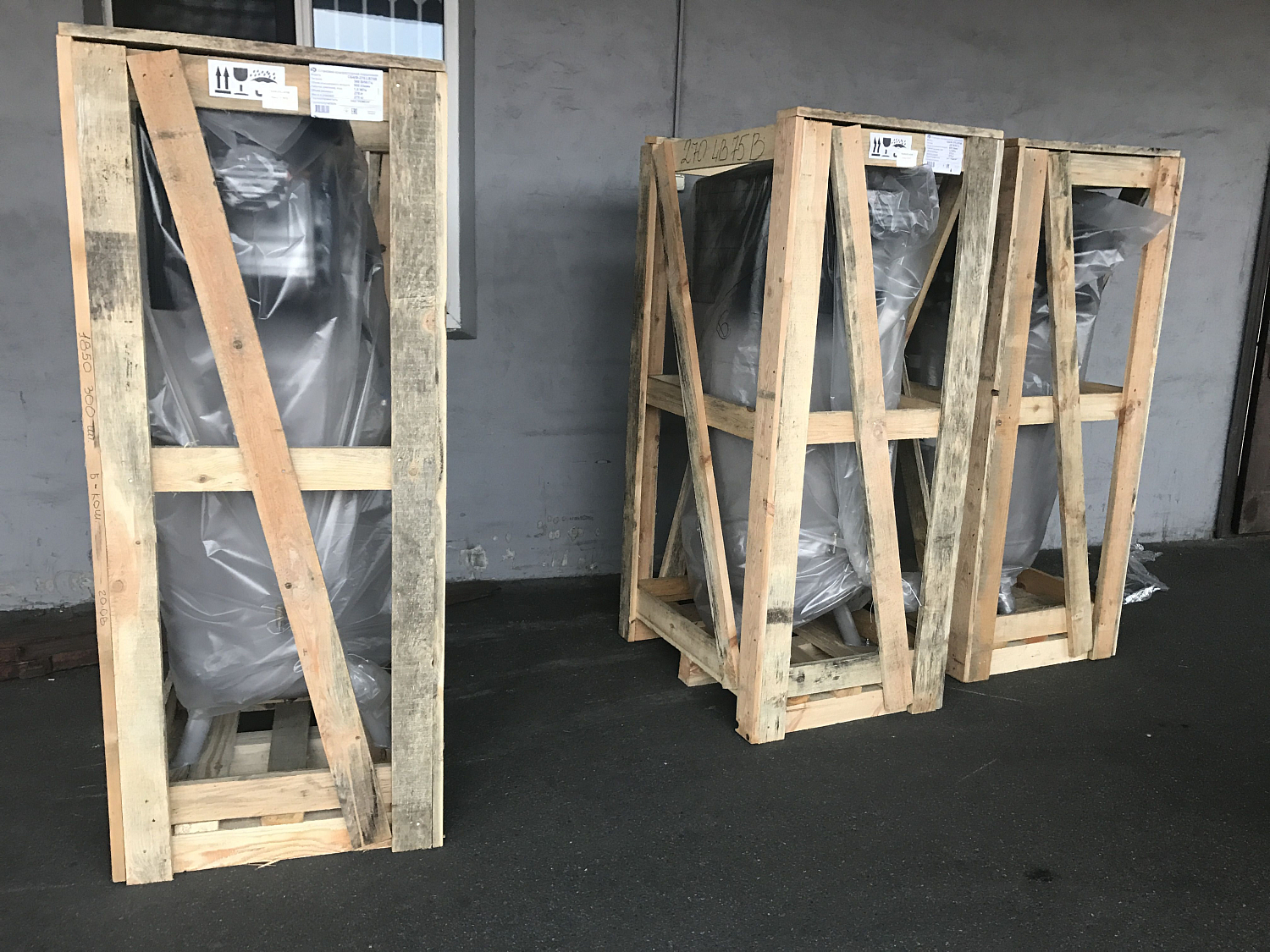 Поставка вертикальных компрессоров клиенту для шиномонтажа